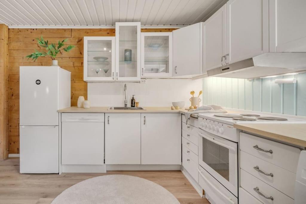 Central Apartment With Balcony, Self-Check In & Private Entrance Берген Екстер'єр фото