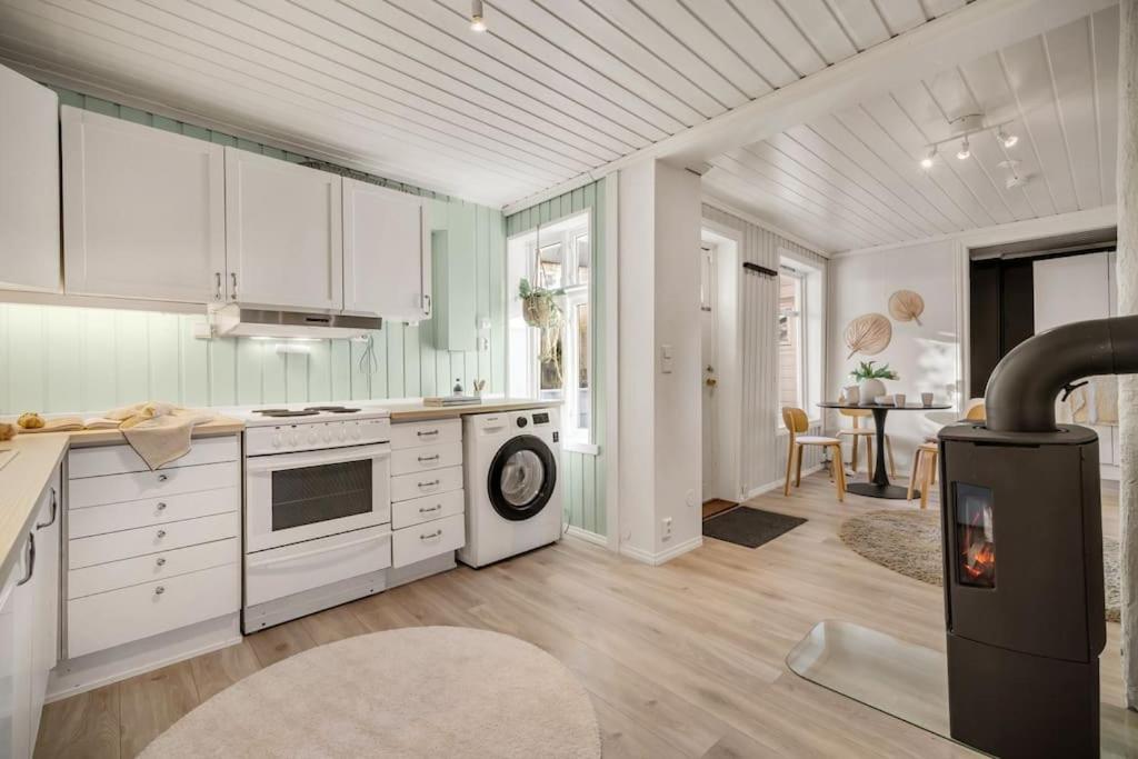 Central Apartment With Balcony, Self-Check In & Private Entrance Берген Екстер'єр фото