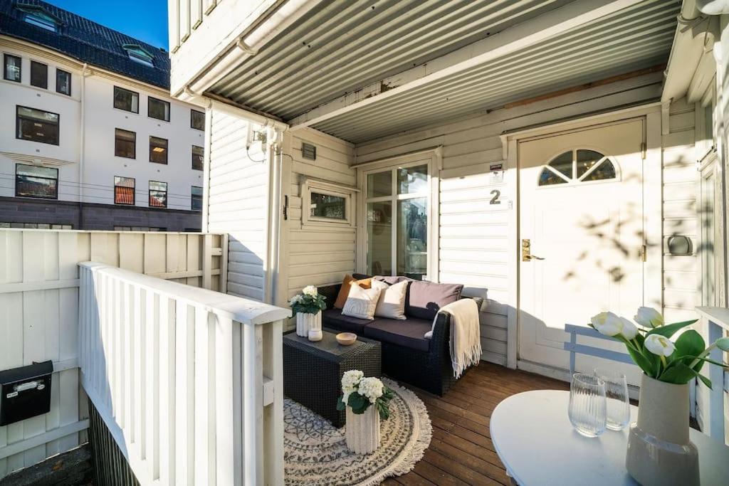 Central Apartment With Balcony, Self-Check In & Private Entrance Берген Екстер'єр фото
